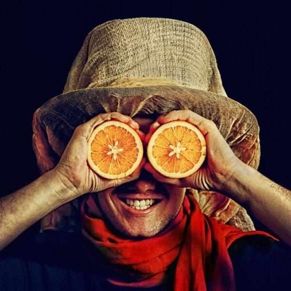человек и апельсины