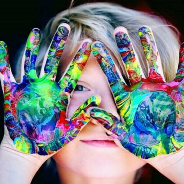 разноцветные руки ребенка