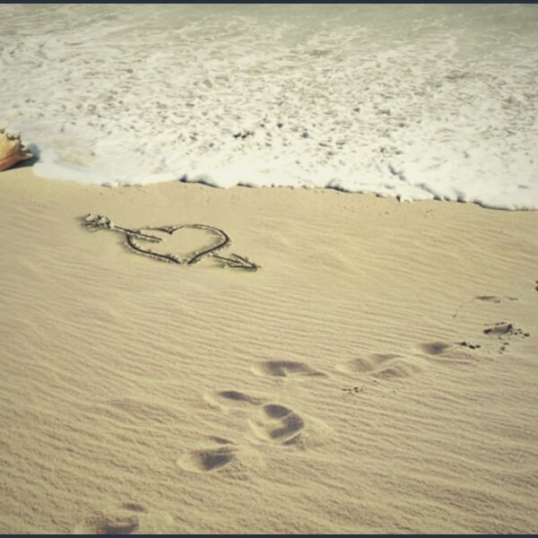 сердце и следы на песке