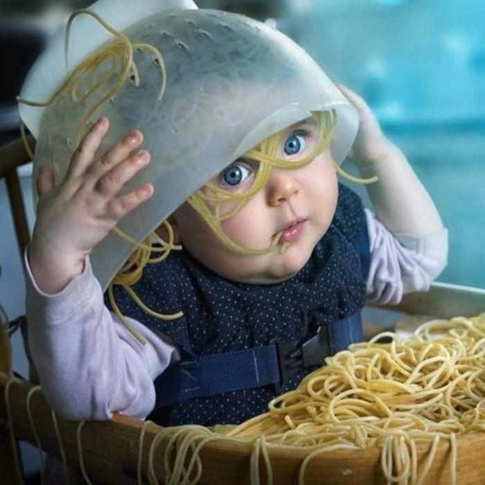 девочка с макаронами